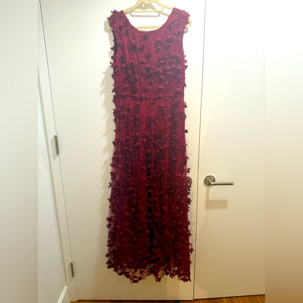 Evening gown. Red fun flirty gown tahari